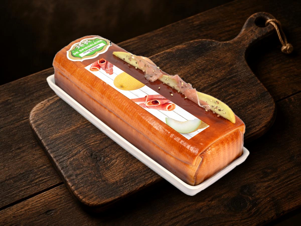 Pâté met serranoham en meloen op een houten plank
