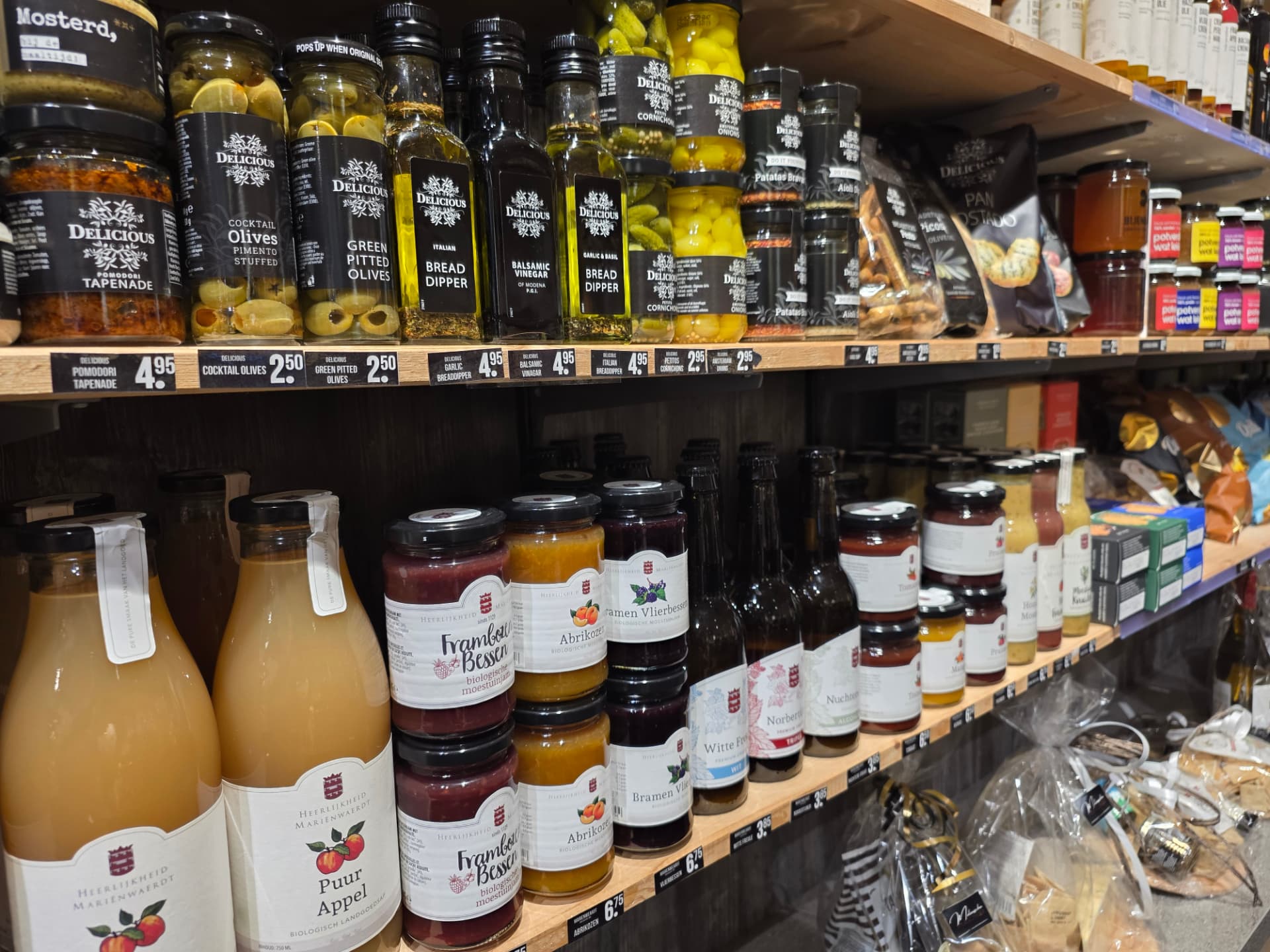 De lijn van Heerlijkheid Mariënwaerdt in ons schap: Puur Appel-sap, moestuinjams, landgoedbieren en chutneys