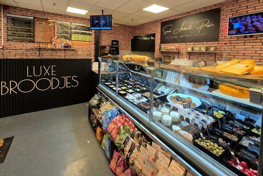 De vernieuwde Molensche Bourgondiër met nieuwe vitrines en broodjesbar
