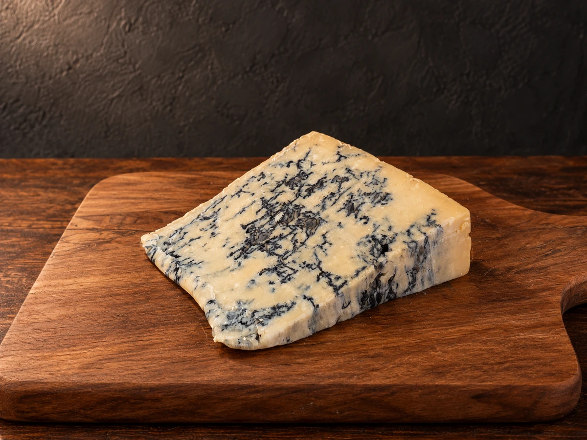 Gorgonzola pikant op een houten plank
