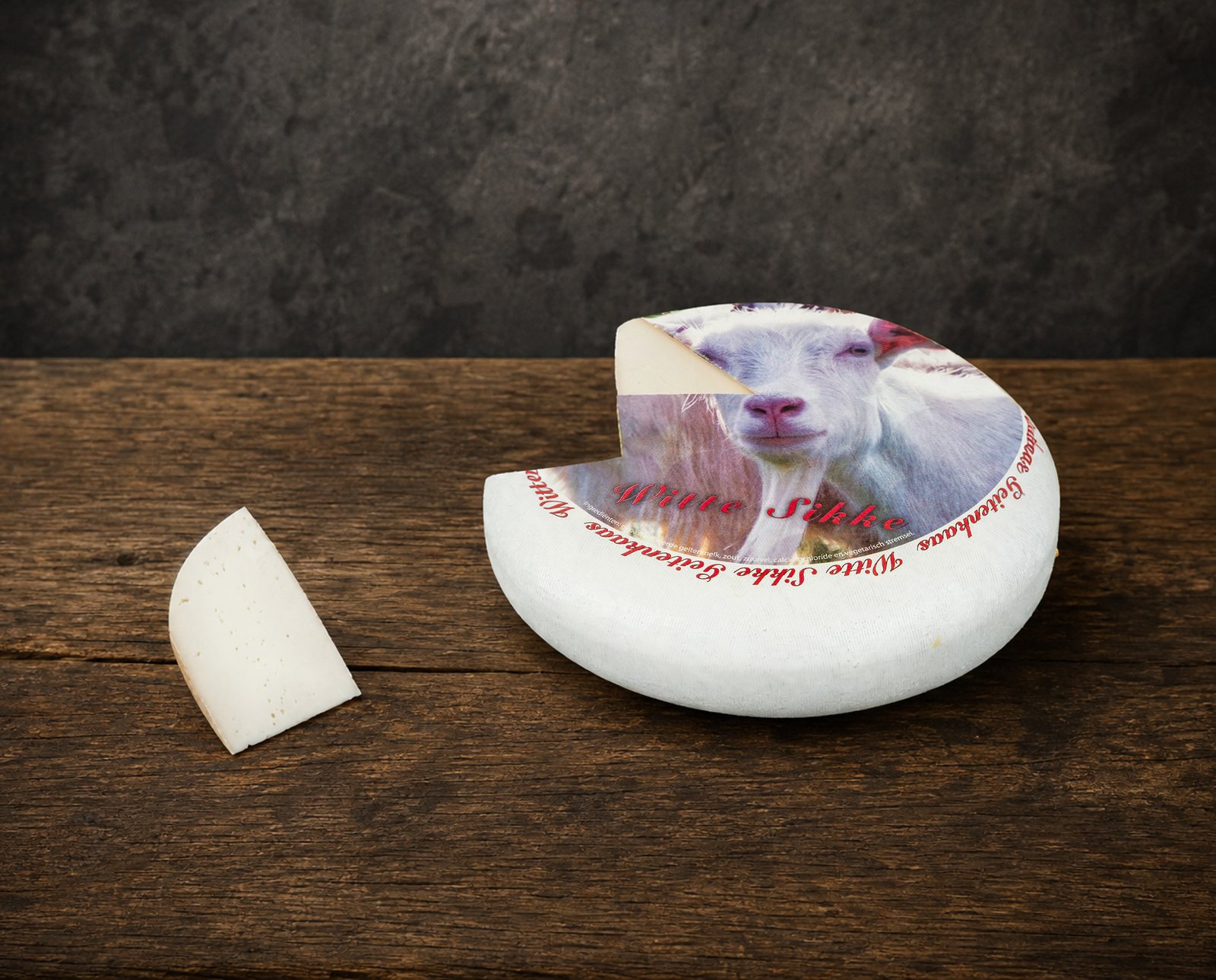 Witte Sik geitenkaas op een houten plank