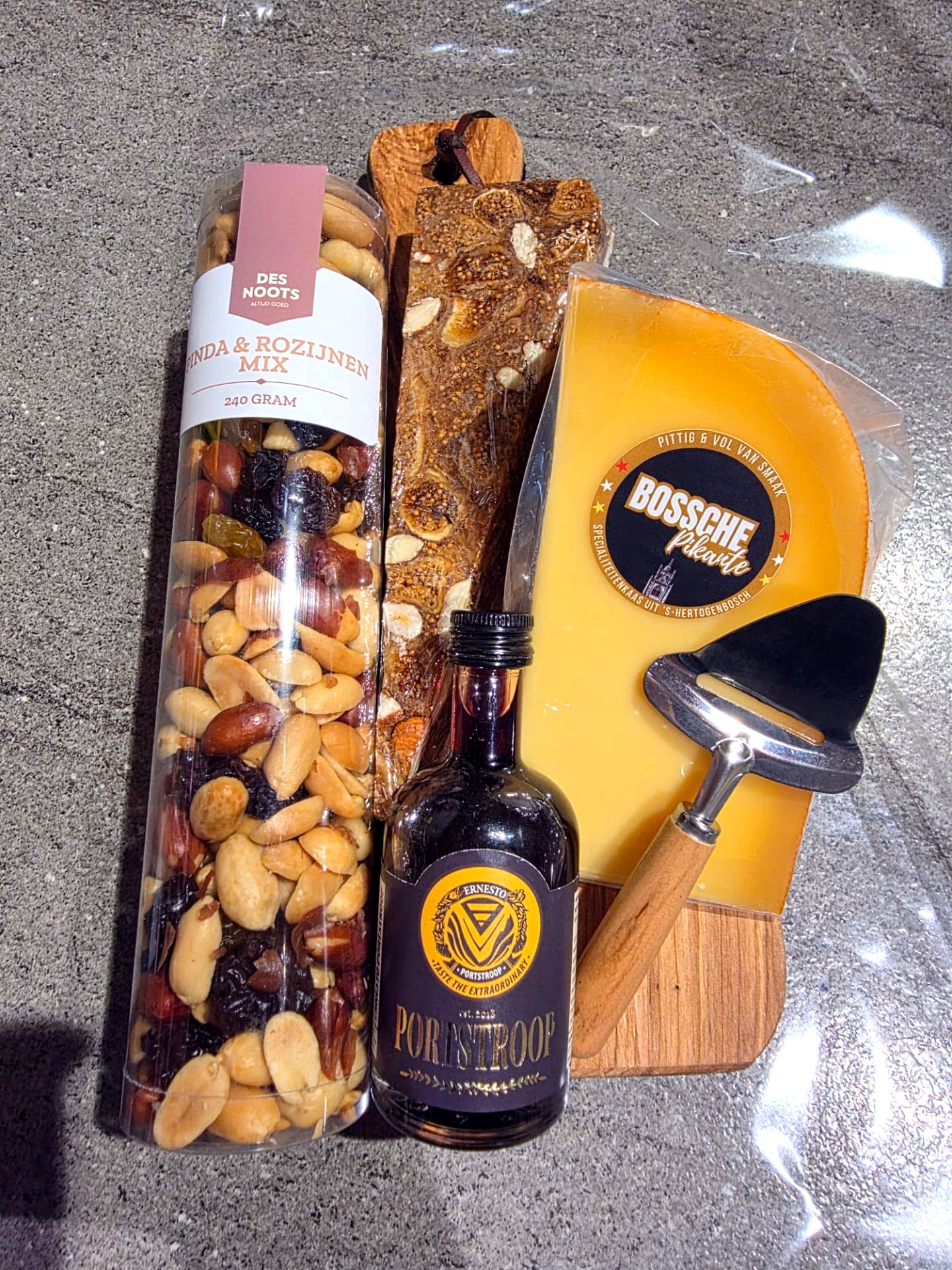 Klein cadeaupakket met Bossche Pikant kaas, portstroop, notenmix en kaasschaaf