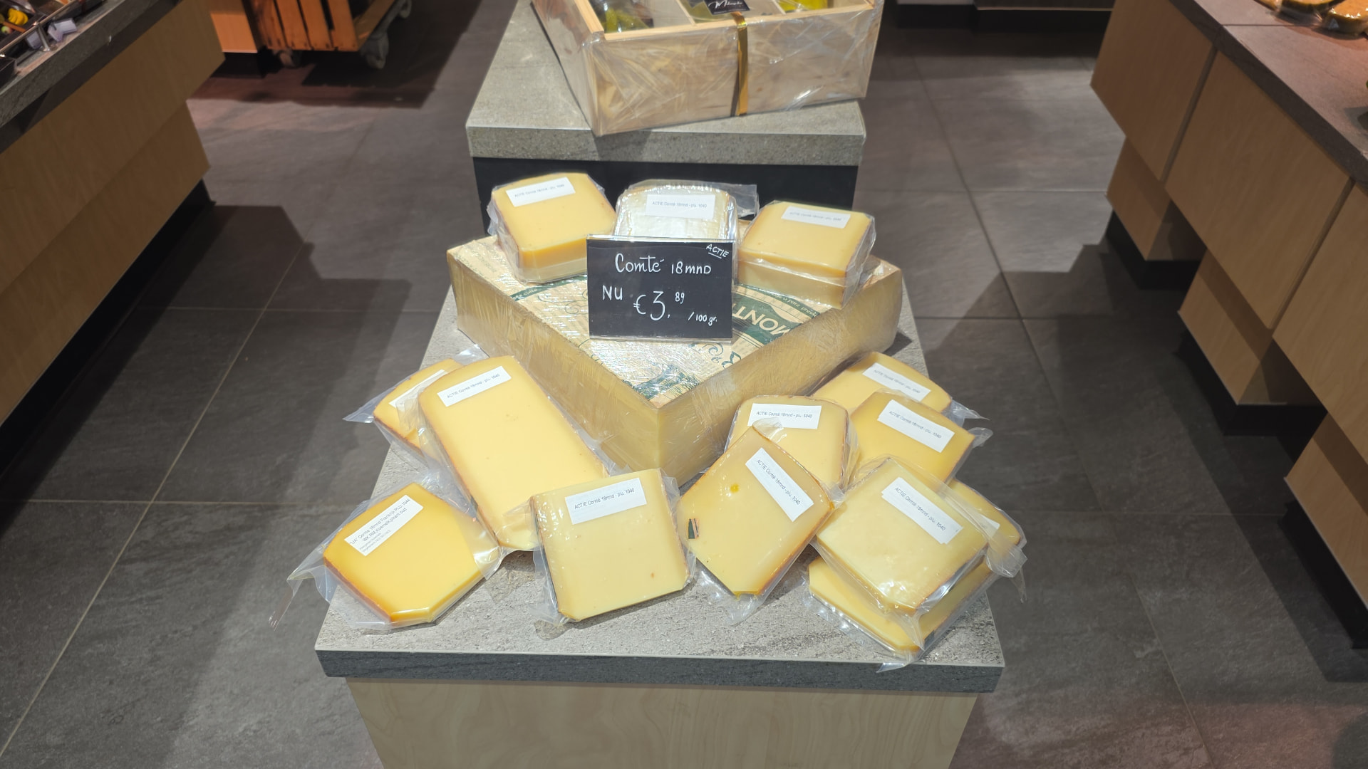 Comté-kaaswiel en verpakte stukken Comté in onze winkel