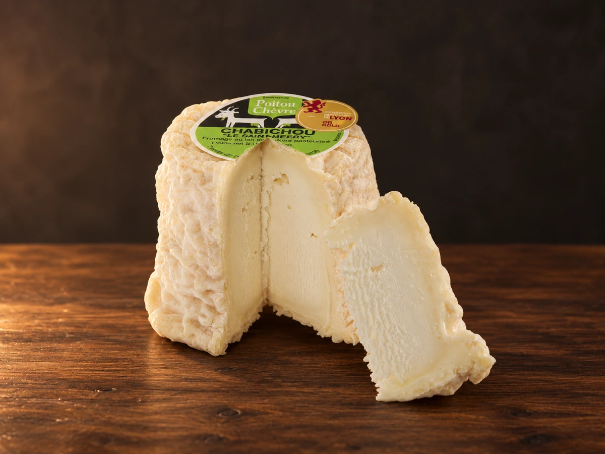 Chabichou du Poitou chèvre op een donkere houten plank met warme achtergrond