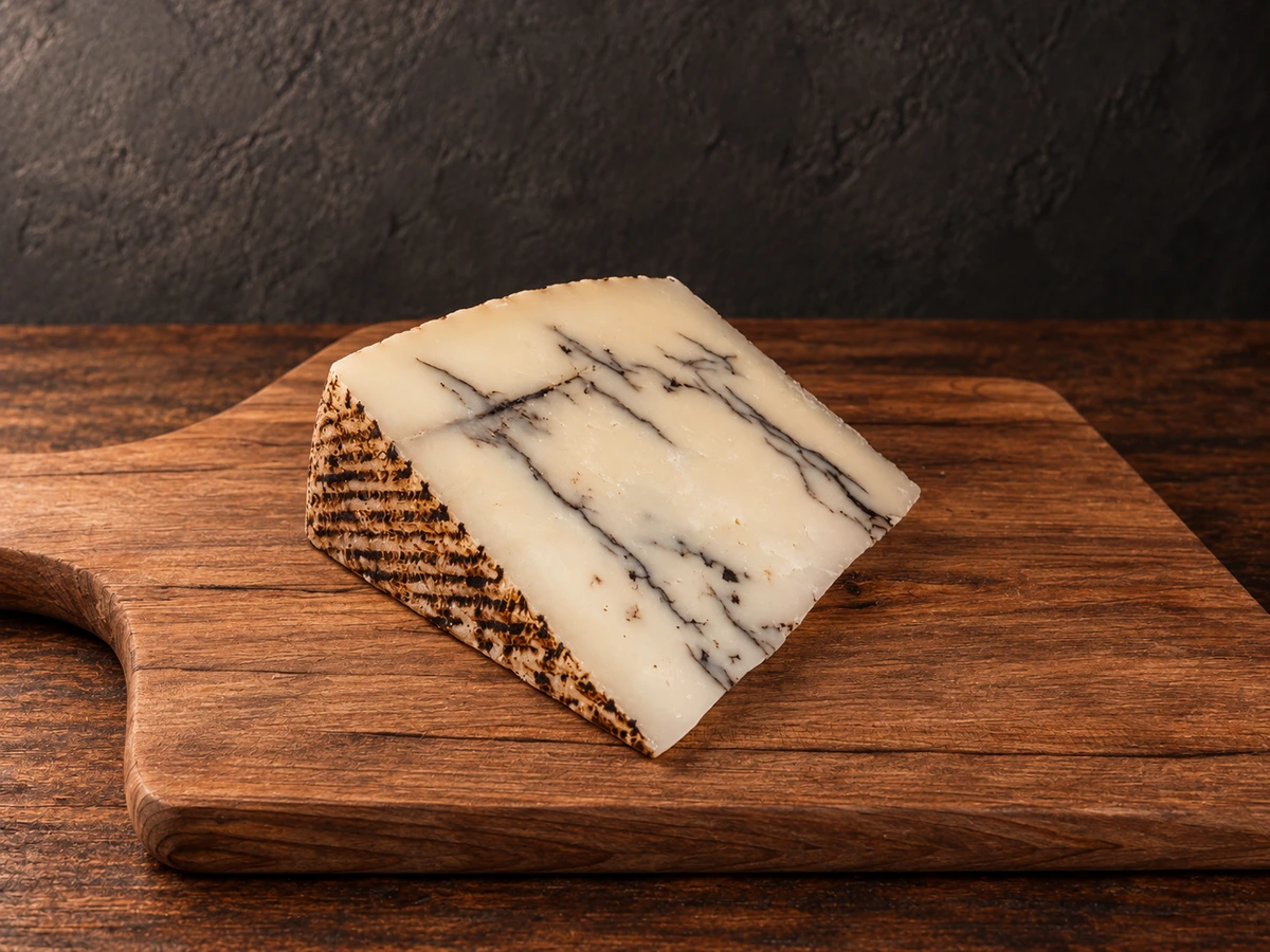 Manchego truffel op houten plank