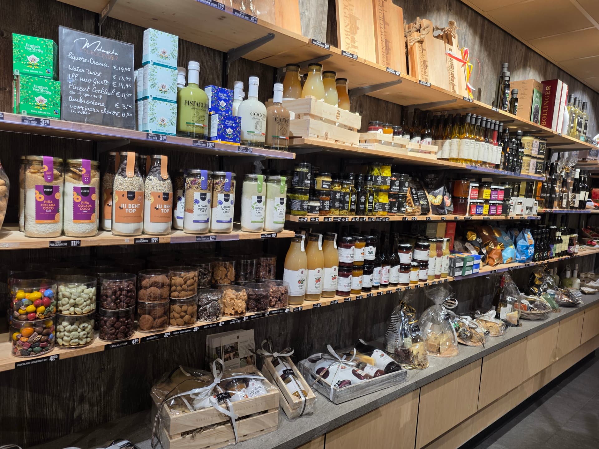 Winkel Molensche Bourgondiër in Rosmalen: schappen met likeuren, bakmixen, bonbons, delicatessen en cadeaupakketten
