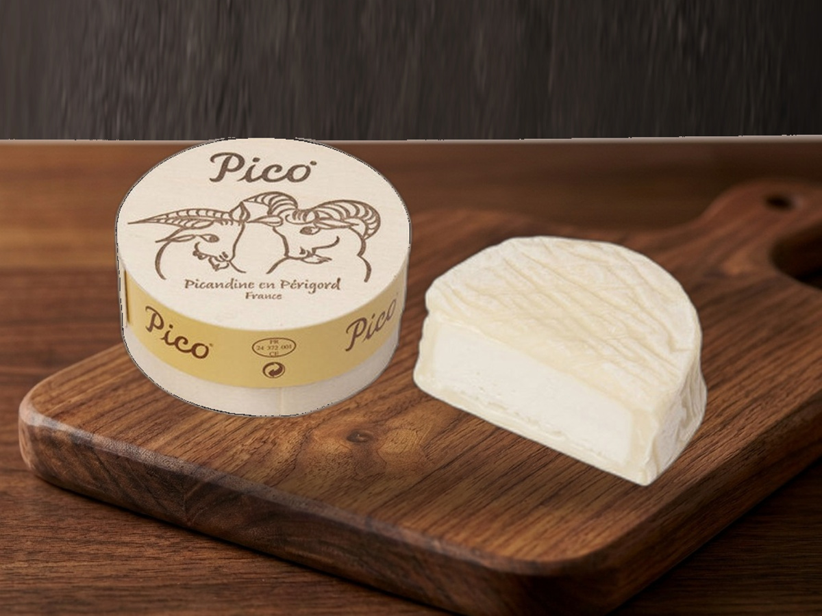 Pico geit op een robuuste houten kaasplank