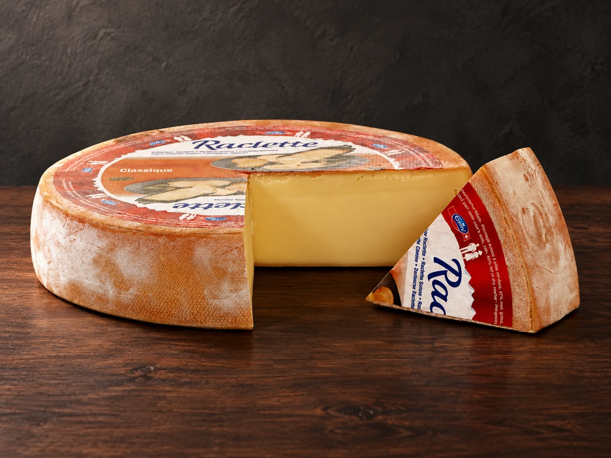 Raclette op een robuuste houten kaasplank