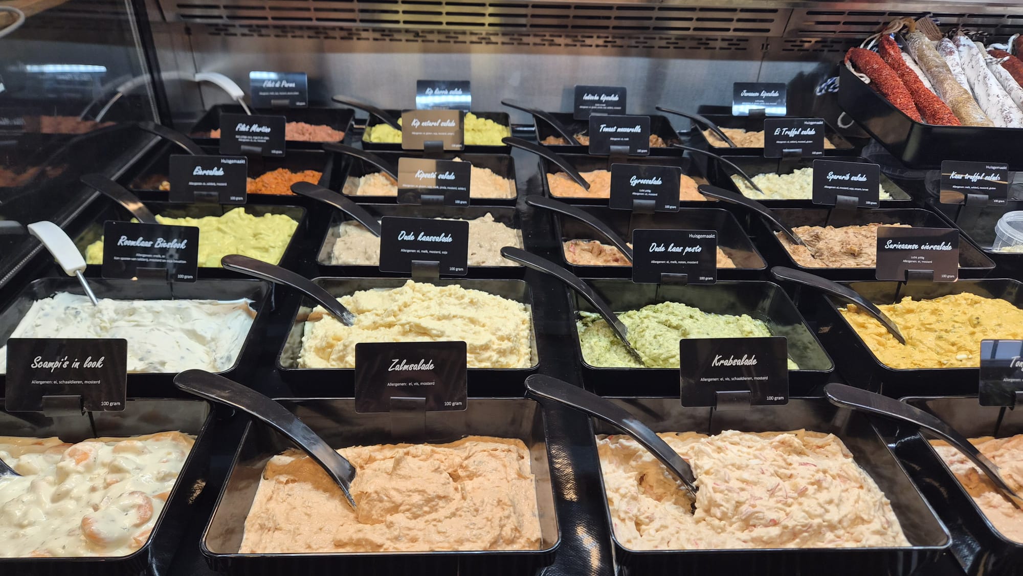 Onze saladevitrine in de winkel